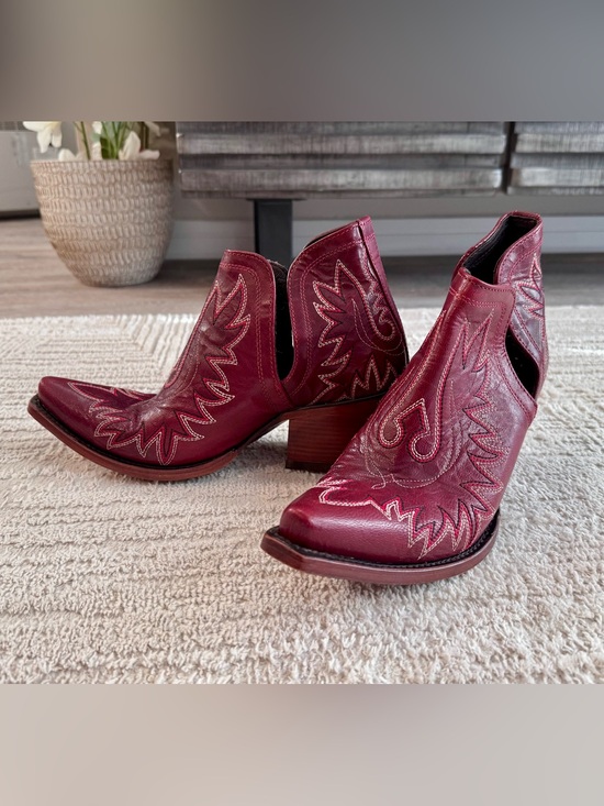 Ariat Shoes - Ariat Dixon Western Booties. Size 9B